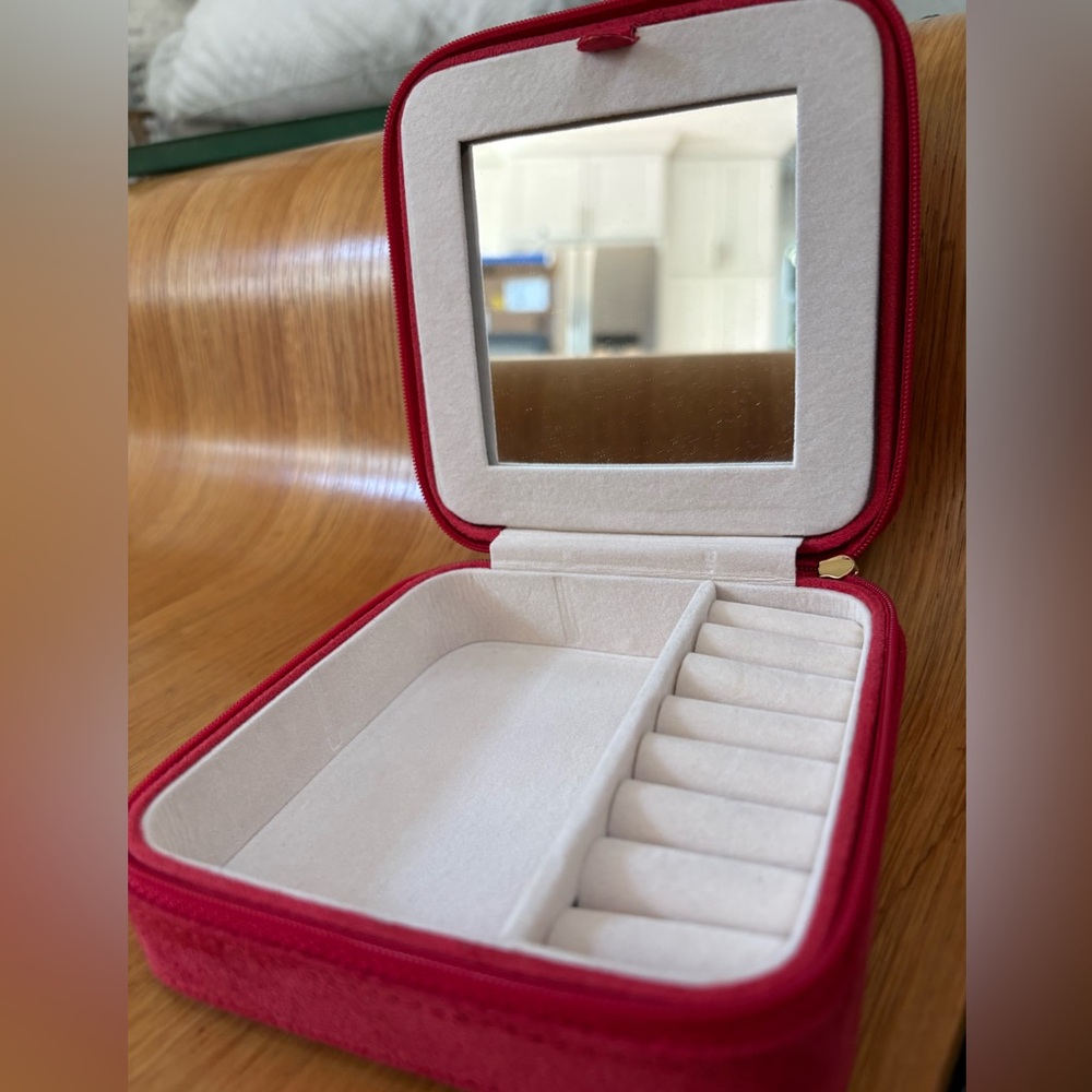 compact red travel jewelry case - Picture 1 of 7